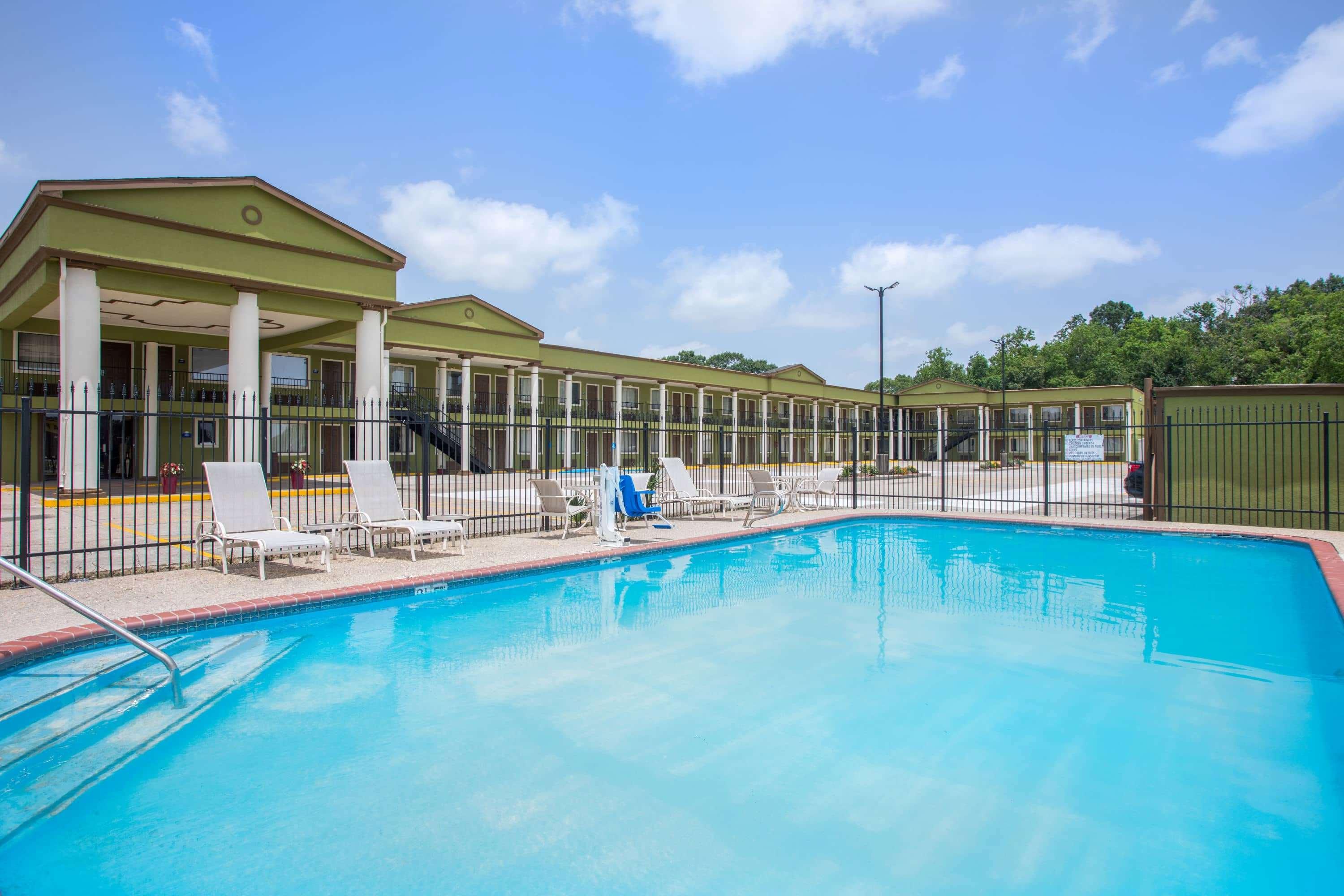 Days Inn By Wyndham Crowley Екстер'єр фото