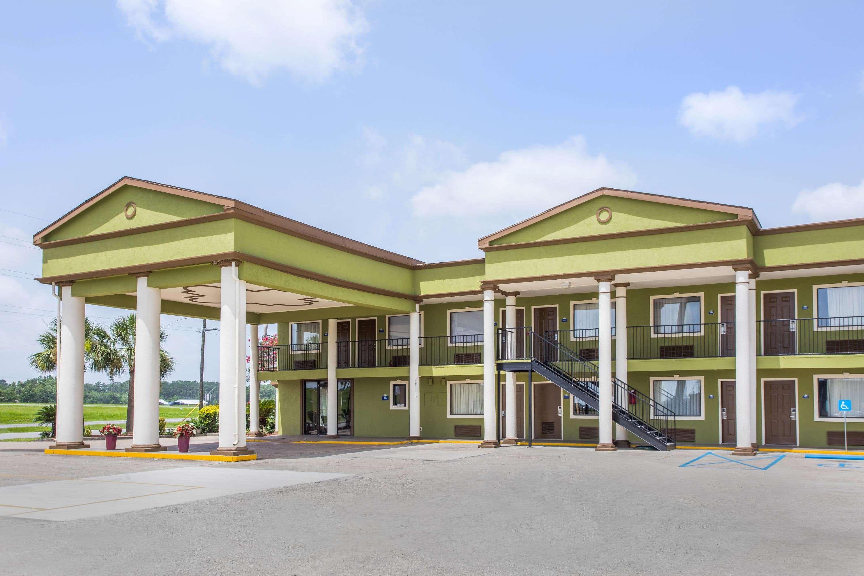 Days Inn By Wyndham Crowley Екстер'єр фото