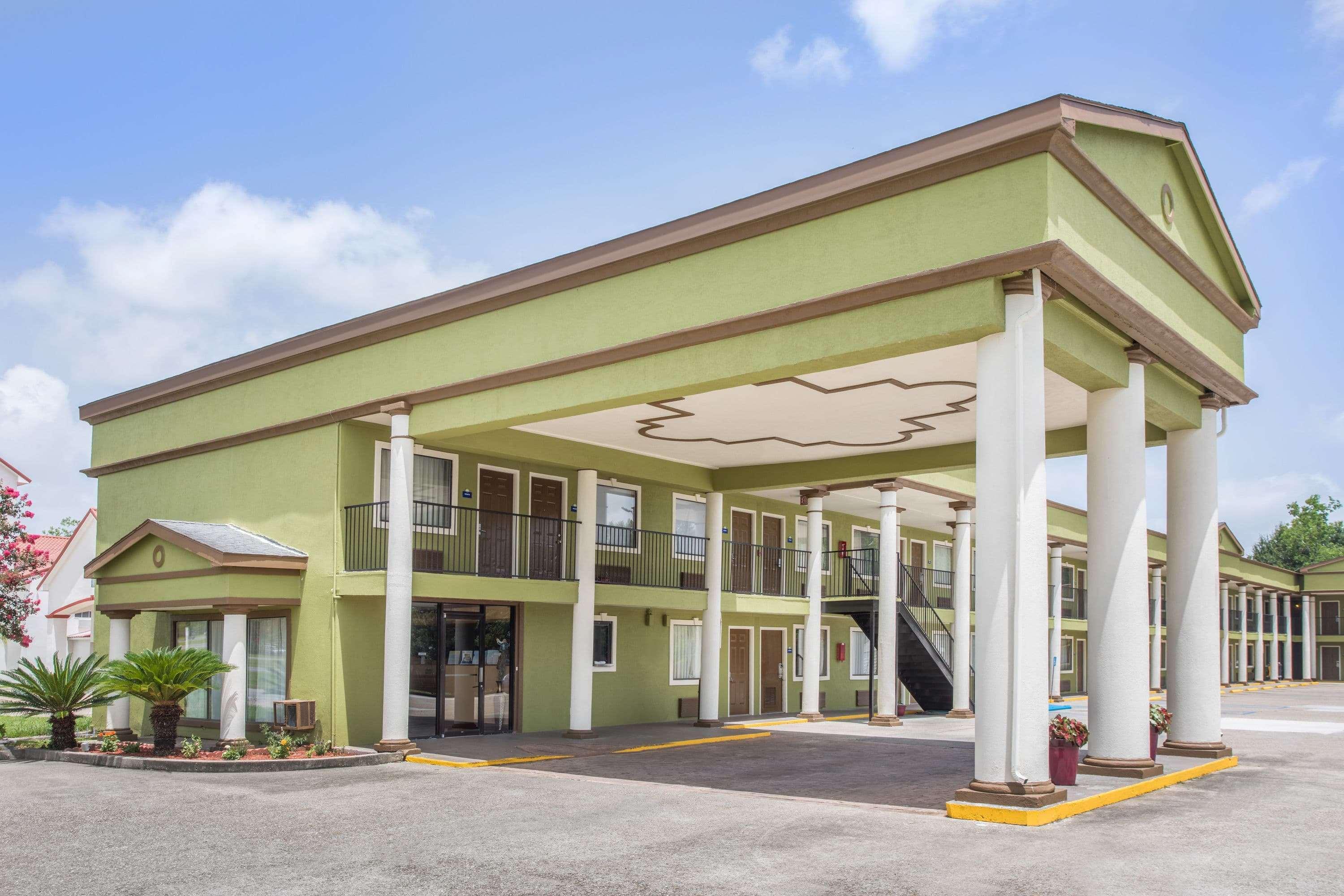 Days Inn By Wyndham Crowley Екстер'єр фото